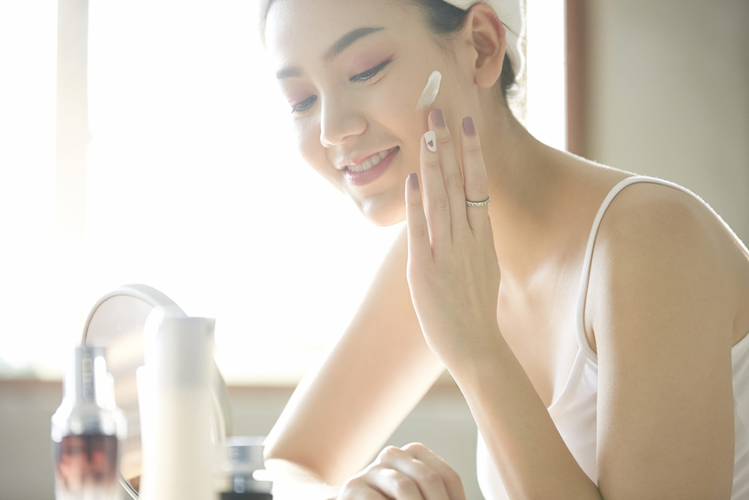 Sử dụng kem chống nắng cho da kể cả khi ở trong nhà