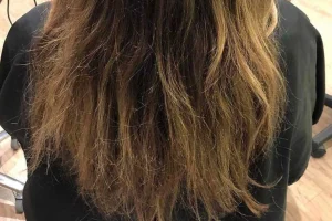 tóc bị chẻ ngọn có nên cắt không