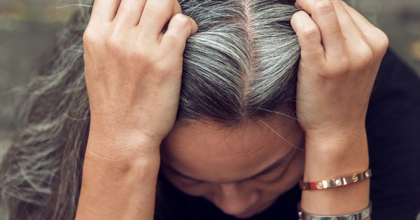 Hình nền Nền Người Phụ Nữ đau đầu Với Mái Tóc Hoa Râm Nắm Tay Trong Bóng  Tối Nền Một Người Phụ Nữ Lo Lắng Về Tóc Bạc ở Chân Tóc ảnh