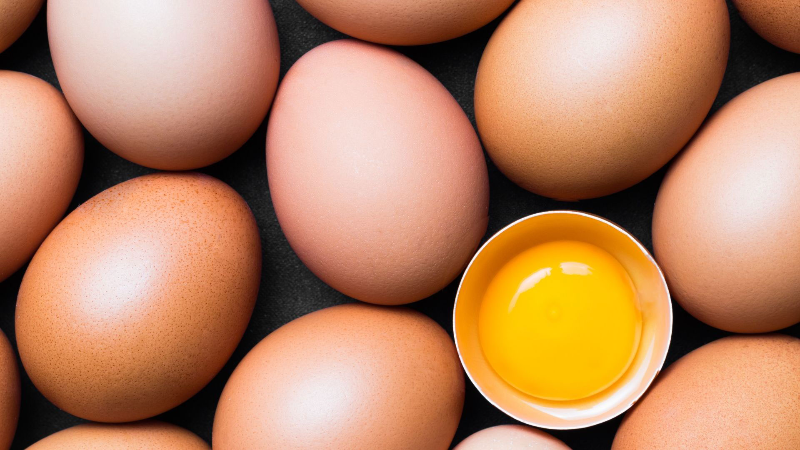 Dùng trứng gà giúp mái tóc chắc khỏe và cấp ẩm