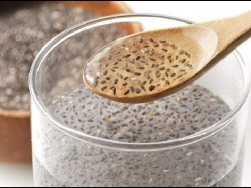 Tổng hợp 10 thức uống giảm stress và căng thẳng hiệu quả nhất 12 Nước hạt chia điều hòa huyết áp, nhịp tim, giảm cảm giác tức ngực, bồn chồn, lo lắng không rõ lý do