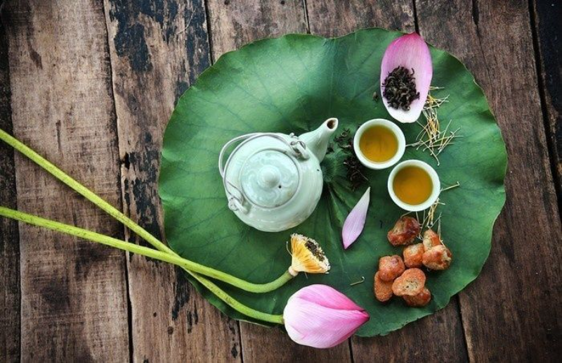 Tổng hợp 10 thức uống giảm stress và căng thẳng hiệu quả nhất 9 Trà sen giúp làm dịu hệ thần kinh trung ương và điều hòa huyết áp