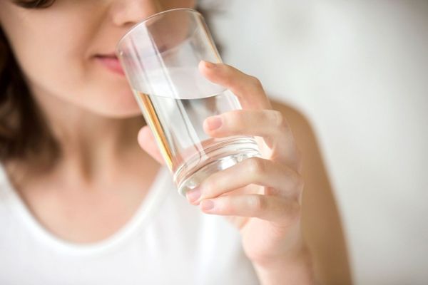 Uống đủ nước cũng giúp cải thiện hệ tiêu hóa