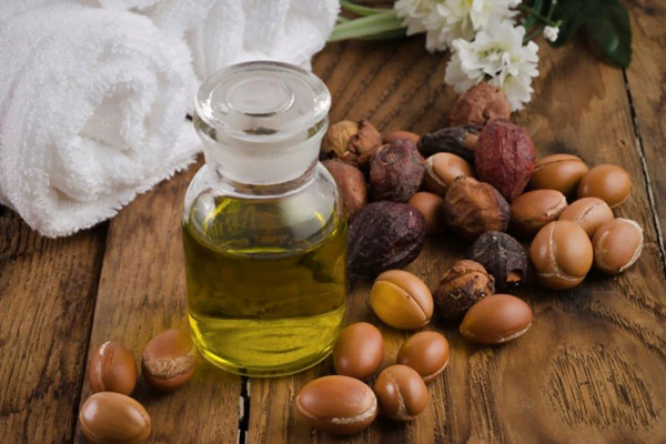 Da quá khô phải làm sao? Nguyên nhân và cách giải quyết 9 Dầu hạnh nhân rất tốt trong việc massage da khô