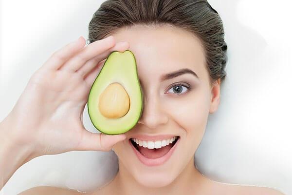 Da quá khô phải làm sao? Nguyên nhân và cách giải quyết 6 Bơ là 1 nguyên liệu tốt trong việc làm mặt nạ