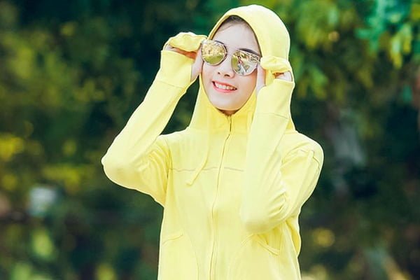 Da quá khô phải làm sao? Nguyên nhân và cách giải quyết 4 Mặc đồ chống nắng khi ở ngoài trời
