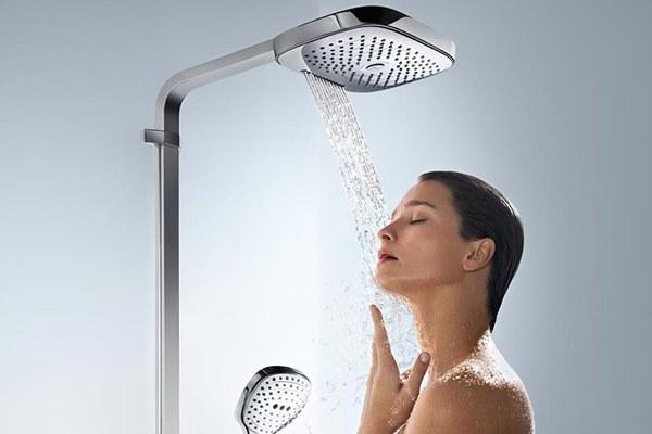 Da quá khô phải làm sao? Nguyên nhân và cách giải quyết 11 Tắm bằng nước mát có thể tránh việc lão