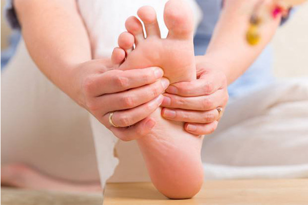 Một vài triệu chứng thiếu máu não phổ biến và cách phòng ngừa 5 Chân tay tê mỏi do thiếu máu não