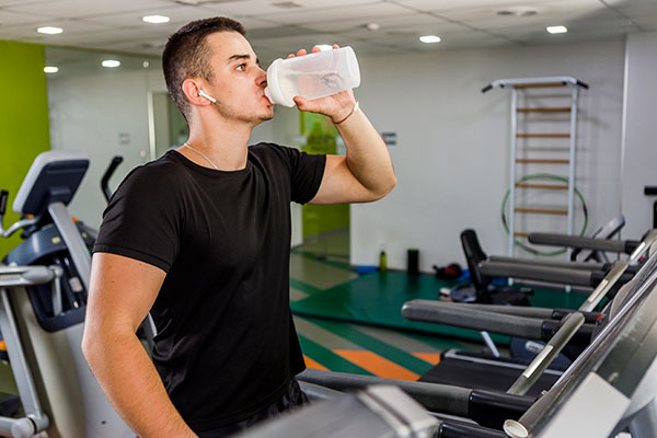 tập thể dục xong có nên uống nước