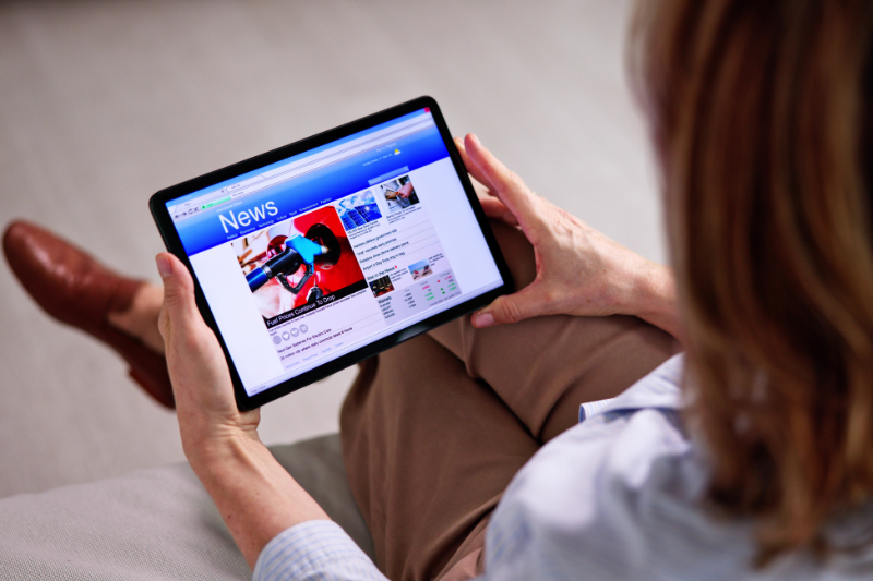 6 thói quen trước khi ngủ giúp cải thiện chất lượng giấc ngủ 3 Sử dụng thiết bị điện tử trước giờ ngủ