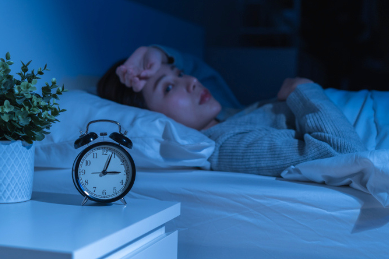 Mất ngủ thường do sự thay đổi sinh lý, làm giảm cảm giác buồn ngủ