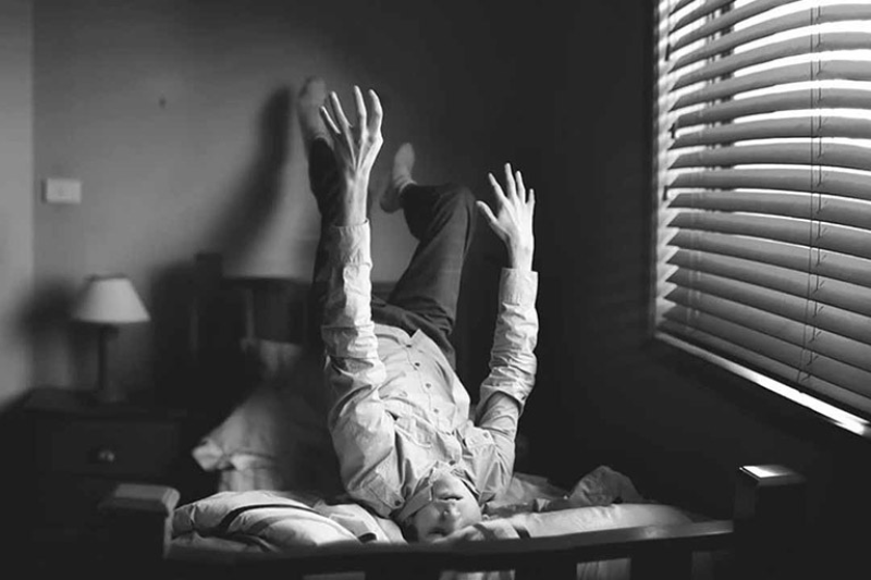 Rối loạn giấc ngủ REM khiến người lớn tuổi khó ngủ sâu, hay mơ hoặc hành động trong mơ