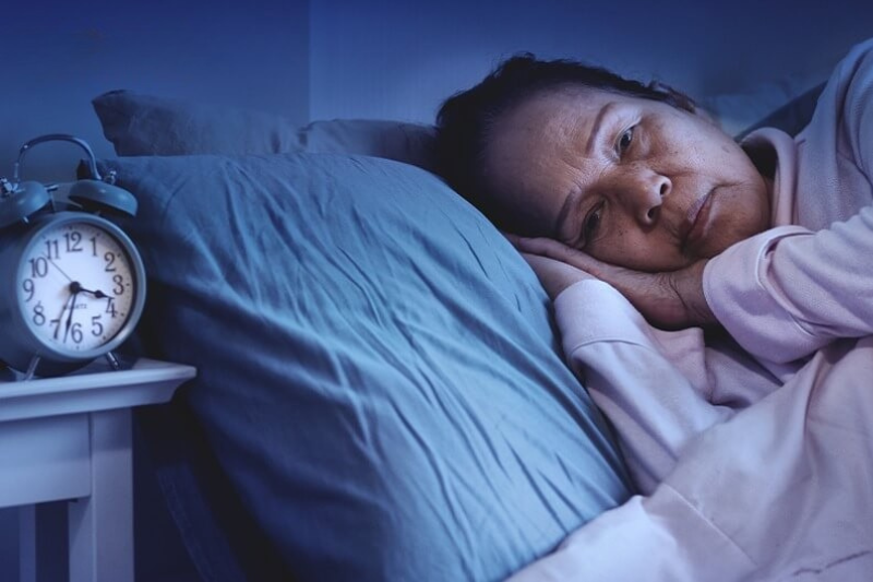 Tới tuổi trung niên hormone melatonin suy giảm, khiến khó ngủ