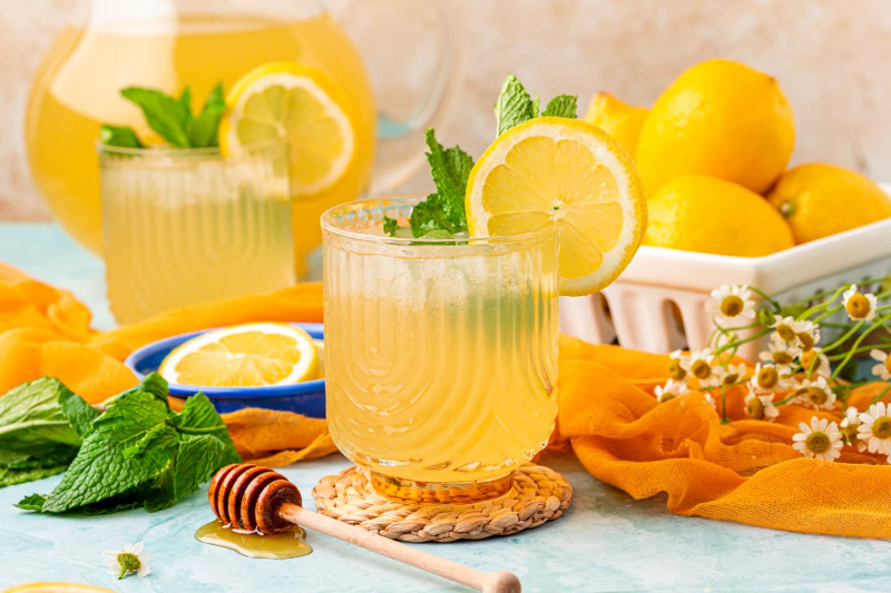 Nước chanh tươi và mật ong giúp đẹp da