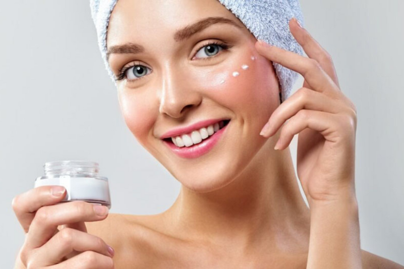 Kem dưỡng giúp giữ ẩm, mềm da, cải thiện kết cấu bề mặt da, tăng hiệu quả bảo vệ da