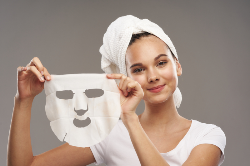 Mặt nạ collagen giúp giữ ẩm, làm mềm lớp sừng và giảm mất nước cho da