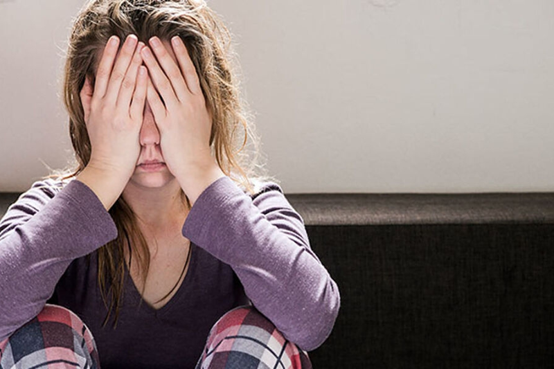 Triệu chứng stress ở nữ giới và 6 cách giảm tại nhà hiệu quả 3 Dễ bị lo âu, cáu gắt, trầm cảm nhẹ là triệu chứng stress ở nữ giới