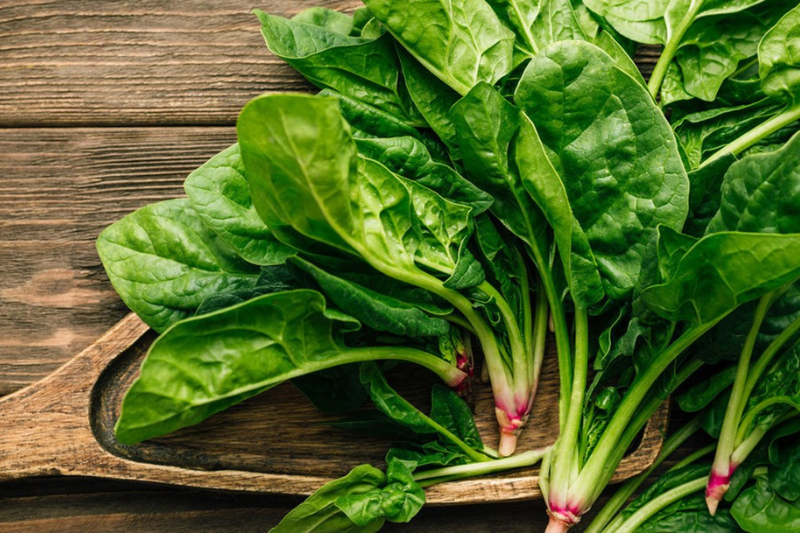 Rau chân vịt chứa nhiều khoáng chất và magie tốt cho máu, thị lực và oxy hóa