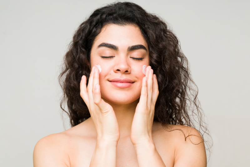 Kem chống nắng collagen giúp làm mịn và sáng da nhẹ