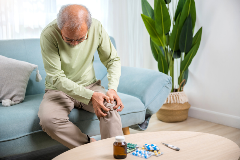 Nguyên nhân và cách khắc phục tình trạng thiếu vitamin D 4 Người cao tuổi cũng có nguy cơ thiếu vitamin D