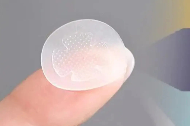 Nên dán glutathione tại vai, sau lưng, cánh tay