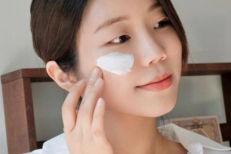 Sử dụng kem chống nắng vitamin C đều đặn giúp da sáng mịn và đều màu