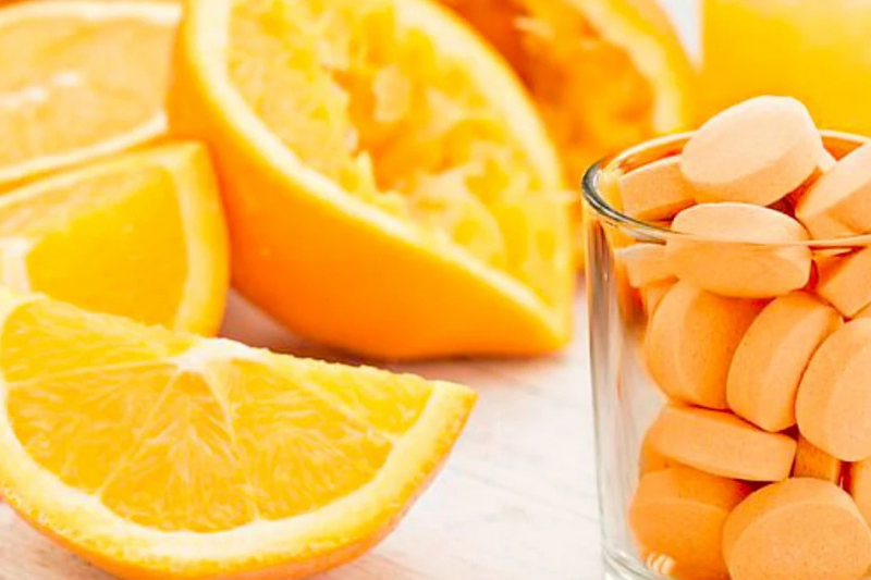 Khi ngậm vitamin C giúp hỗ trợ miễn dịch tại chỗ, tạo cảm giác dễ chịu cho cổ họng