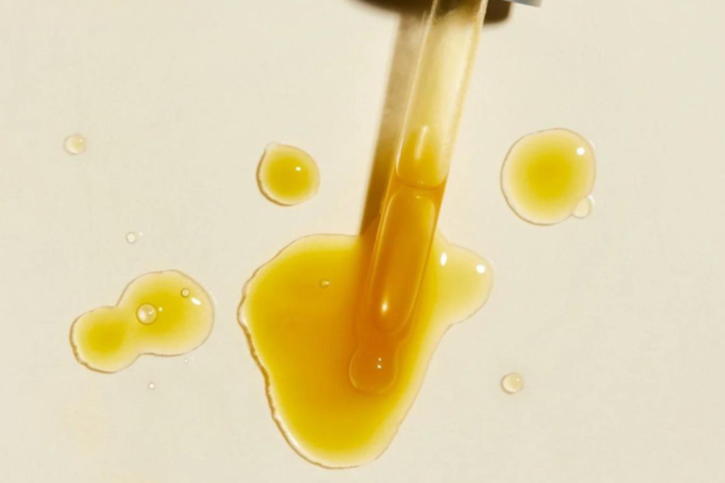 Serum Vitamin C bị oxy hóa màu sắc và mùi sẽ thay đổi, khiến da gặp vấn đề nghiêm trọng hơn