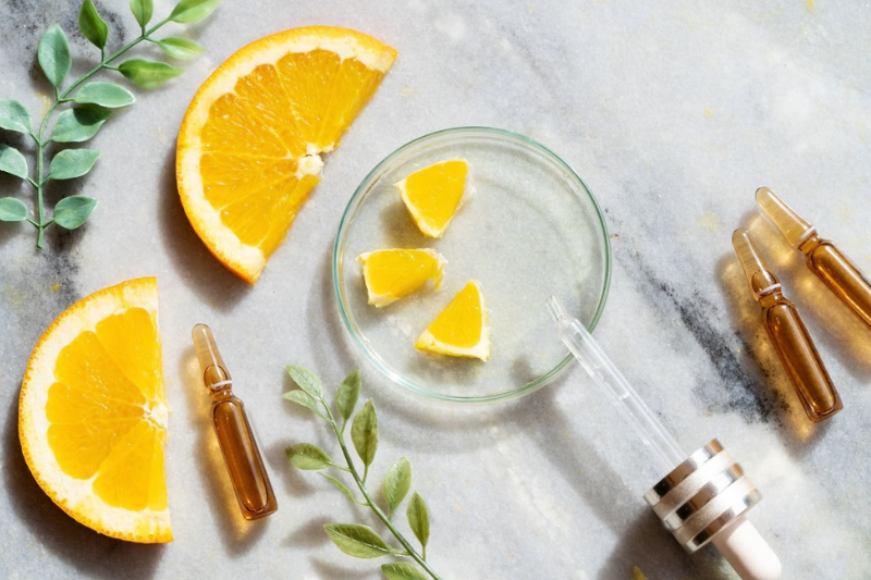 Vitamin C như chất chống oxy hóa, giúp trung hòa các gốc tự do, giảm tác hại của tia UV và ô nhiễm