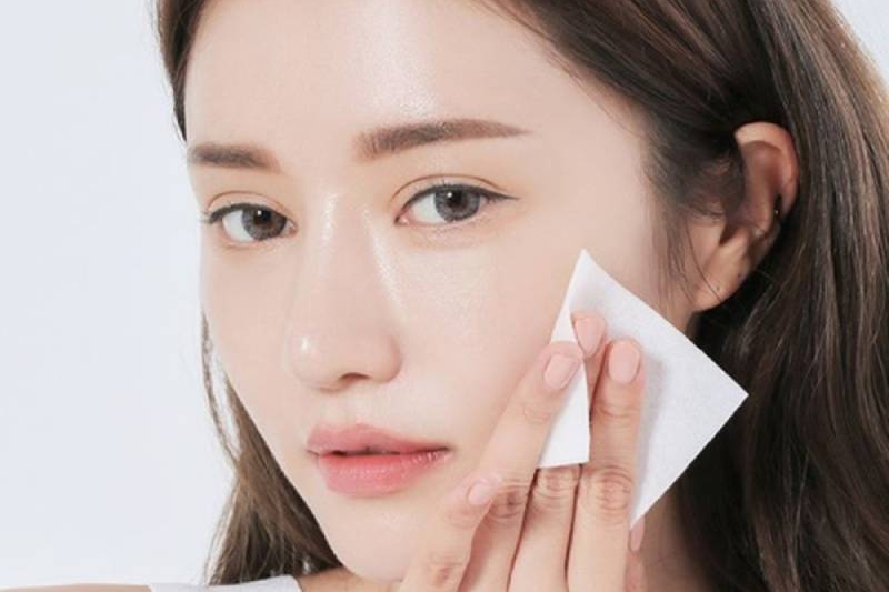 Sử dụng giấy thấm dầu để nhận biết các loại da