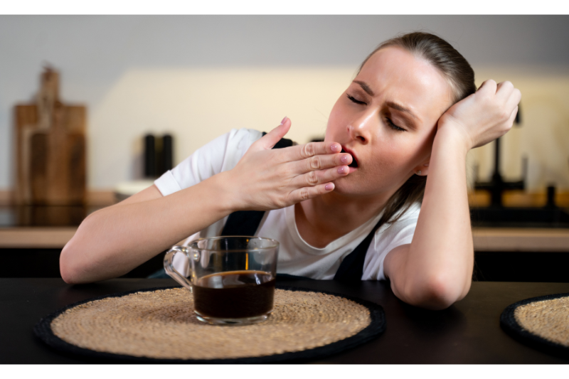 Uống quá ít nước, thiếu ngủ cũng khiến da khô hơn