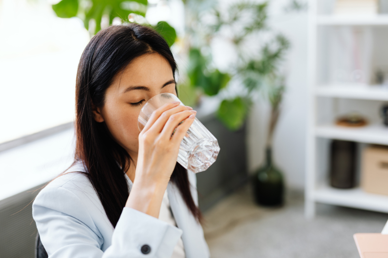 Mỗi ngày nên uống đủ 2 lít nước hoặc nhiều hơn khi vận động