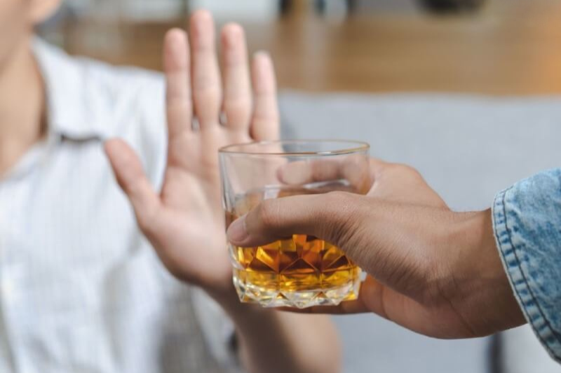 Hạn chế rượu bia để giảm tải áp lực cho gan, giúp gan có điều kiện phục hồi hiệu quả