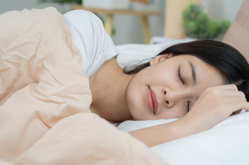 Ngủ đủ giấc và kiểm soát tốt tình trạng stress giúp nội tiết tố ổn định hơn, da khỏe hơn