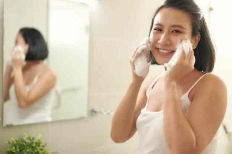 Rửa mặt nhẹ nhàng khoảng 2 lần/ngày
