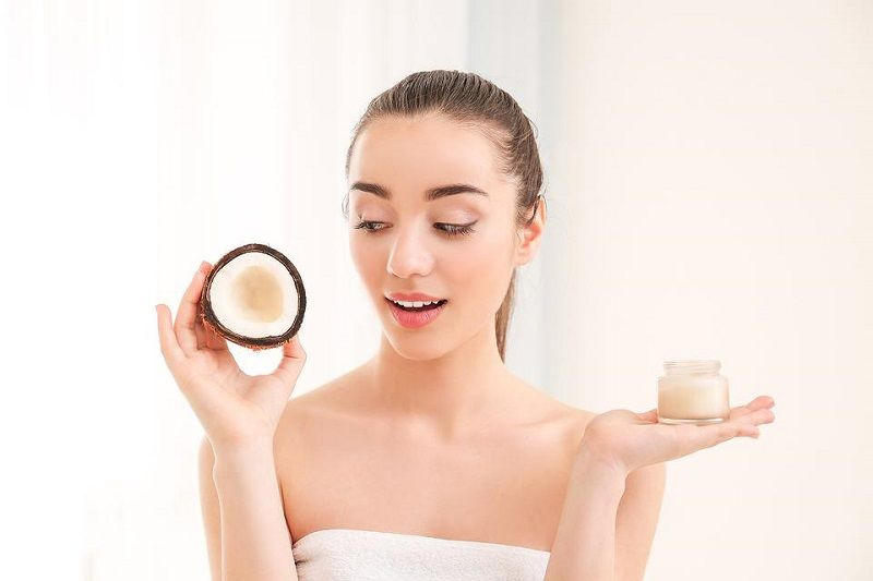 Dầu dừa có tác dụng gì cho da? Dầu dừa giúp da mềm mại, dưỡng ẩm sâu