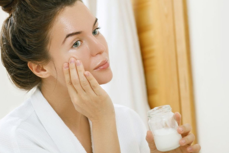 Nên sử dụng dầu dừa ở những vùng da khô để phát huy tối đa khả năng làm mềm