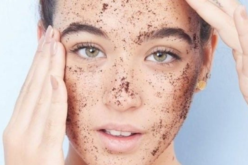 Tẩy da chết vật lý phù hợp với người mới bắt đầu chăm sóc da