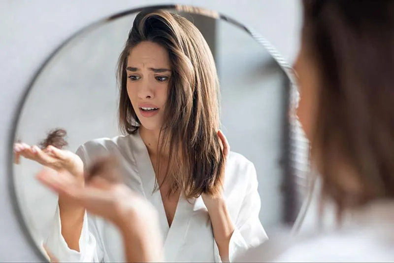 Nguyên nhân và dấu hiệu tình trạng rụng tóc do stress 2 Rụng tóc do stress thường xuất hiện sau 3-4 tháng