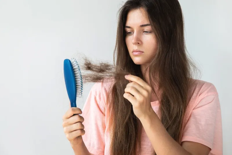 Nguyên nhân và dấu hiệu tình trạng rụng tóc do stress 3 Rụng tóc do stress khiến tóc mỏng đi rõ rệt