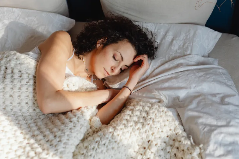 Nguyên nhân và dấu hiệu tình trạng rụng tóc do stress 5 Nâng cao chất lượng giấc ngủ để cải thiện rụng tóc