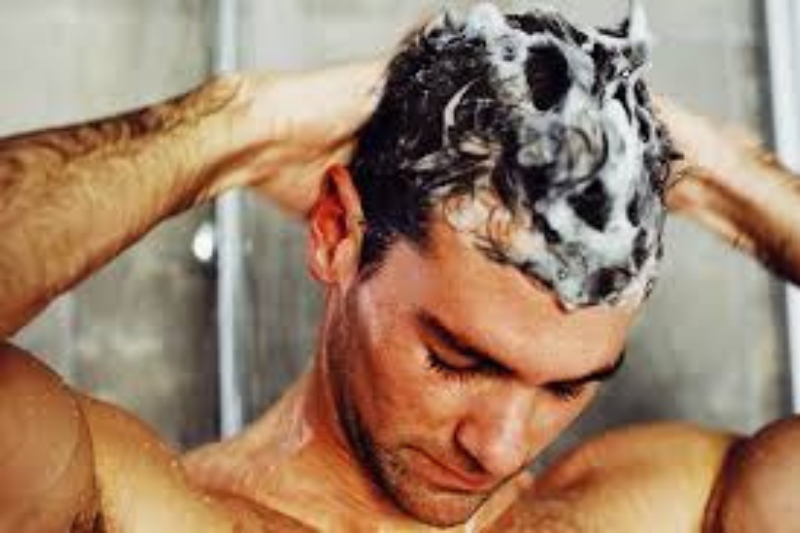 Duy trì thói quen gội đầu mỗi ngày để giúp da đầu khô thoáng
