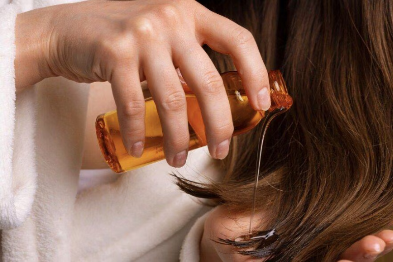 Cách chăm sóc tóc sau khi nhuộm để giảm khô xơ và gãy rụng 4 Cách chăm sóc tóc sau khi nhuộm tốt nhất là làm sạch tóc nhẹ nhàng