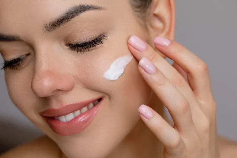 Sử dụng dầu hạt nho cùng kem dưỡng da