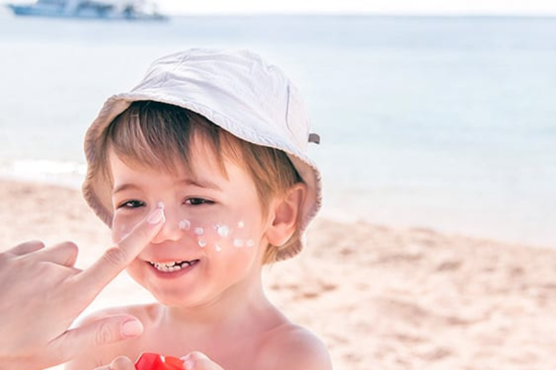 Cách chống nắng cho trẻ em an toàn khi hoạt động ngoài trời 6 Lựa chọn kem chống nắng có kết cấu thẩm thấu nhanh, để trẻ không khó chịu