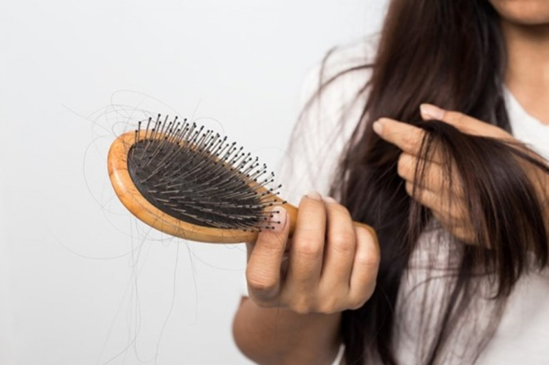 Buộc tóc quá chặt trong thời gian dài sẽ khiến tóc bị yếu, nguy cơ rụng tóc vĩnh viễn