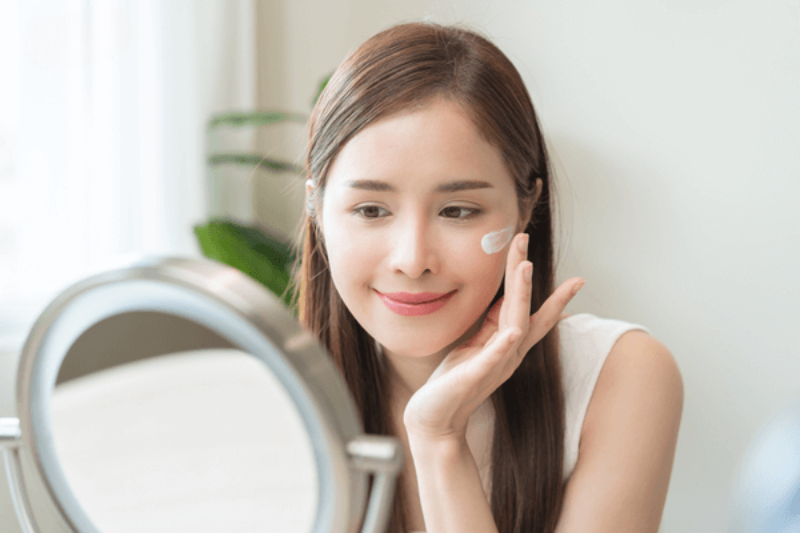 Những thói quen có thể khiến cơ thể lão hóa nhanh hơn 7 Sử dụng kem chống nắng đều đặn giúp bảo vệ da, giảm tốc độ lão hóa