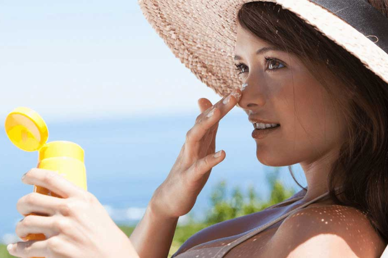 Nên bảo vệ da khỏi ánh nắng mặt trời để kiểm soát tàn nhang tốt hơn