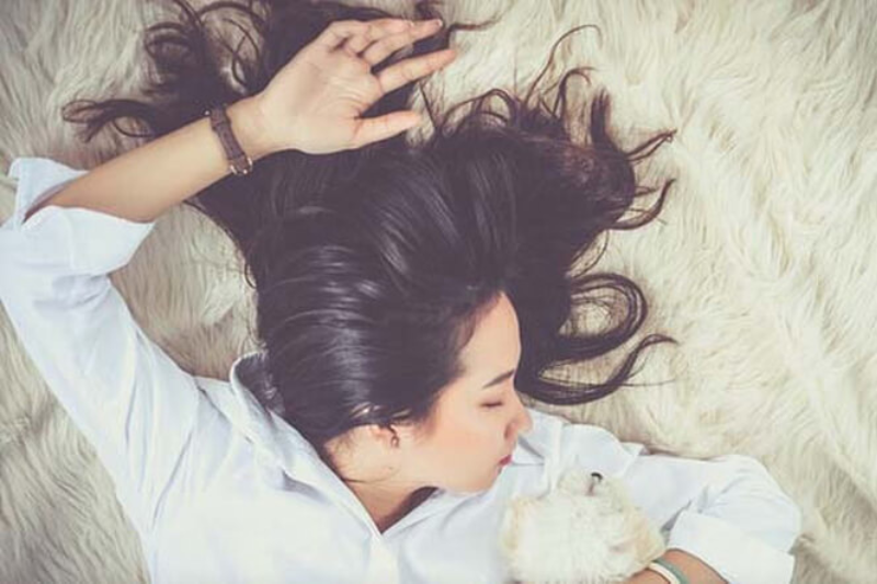 Khi ở nhà hoặc nghỉ ngơi nên thả tóc, tạo điều kiện cho tóc có thời gian phục hồi