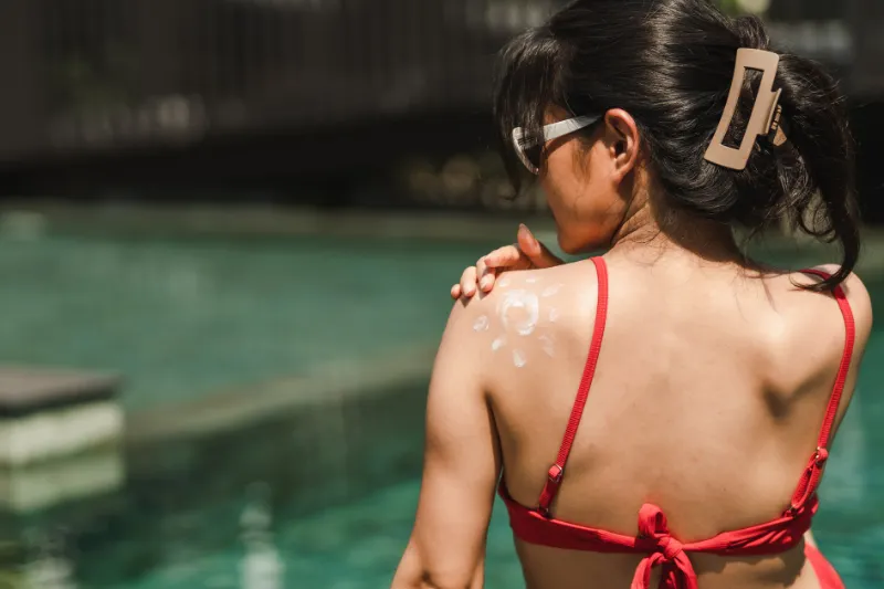 Lão hóa ngoại sinh là gì, ảnh hưởng ra sao tới cơ thể 4 Sử dụng kem chống nắng bảo vệ da mỗi ngày